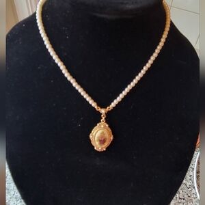 1928 Gold Tone Cameo Pendant Pearl Necklace
